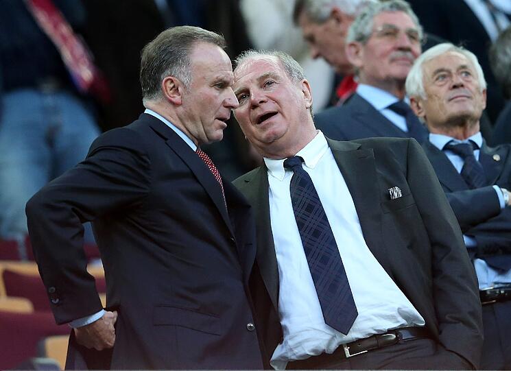 Karl Heinz Rummenigge und Uli Hoeneß während der Champions-League-Partie in Barcelona