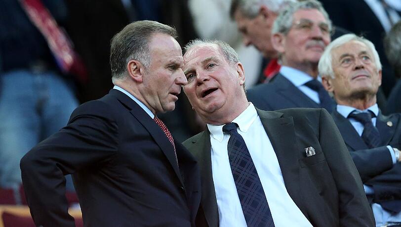 Karl Heinz Rummenigge und Uli Hoeneß während der Champions-League-Partie in Barcelona Karl Heinz Rummenigge und Uli Hoeneß während der Champions-League-Partie in Barcelona