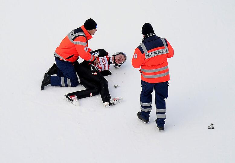 15.12.2013: Auch 2013 erlebt Morgenstern einen Schock-Moment. Beim Weltcup in Titisee-Neustadt stürzt er hart und schlittert regungslos den Auslauf hinab. Diagnose: Schwere Prellungen, Blutergüsse am gesamten Körper und ein Fingerbruch an der rechten Hand.