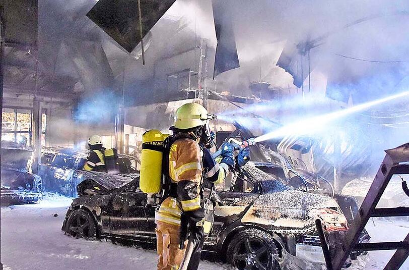 Die Bilder vom Feuerwehreinsatz in Krailling: Das Feuer ist in einer Autowerkstatt ausgebrochen, etliche Luxus-Fahrzeuge wurden beschädigt, der Schaden beläuft sich auf rund zweieinhalb Millionen Euro.