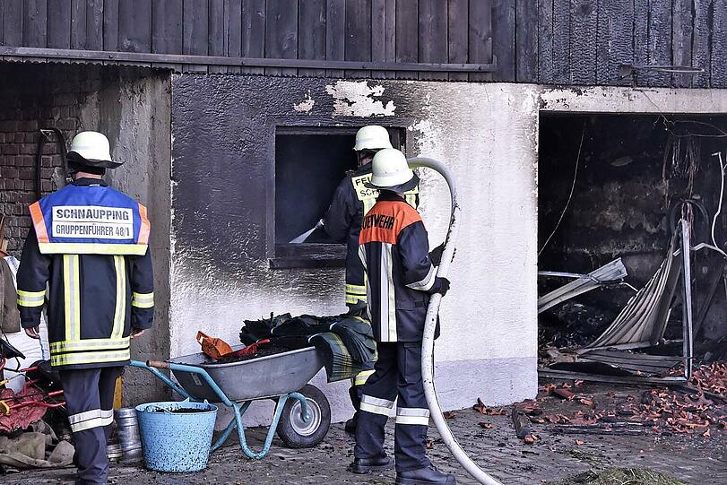 Bei dem Brand auf einem Bauernhof entstand ein erheblicher Sachschaden. Zwei Bewohner wurden verletzt.