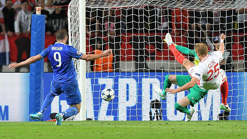 Sein zweiter Streich: Juve-Star Higuaín (l.) trifft zum 2:0 gegen Monaco, Verteidiger Kamil Glik (r. ) kommt zu spät.