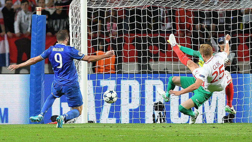 Sein zweiter Streich: Juve-Star Higuaín (l.) trifft zum 2:0 gegen Monaco, Verteidiger Kamil Glik (r. ) kommt zu spät. Sein zweiter Streich: Juve-Star Higuaín (l.) trifft zum 2:0 gegen Monaco, Verteidiger Kamil Glik (r. ) kommt zu spät.