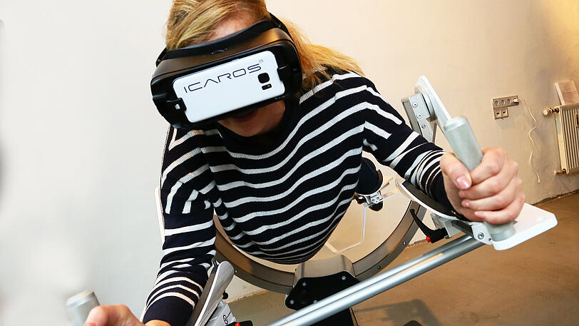 Diese Frau ist in ihrer eigenen Welt und macht dabei Sport: Denn der Icaros ist ein Fitnessgerät mit Virtual Reality. Entwickelt hat es das Innovationsunternehmen Hyve. Auf dem Gerät wackelt man angestrengt in alle Richtungen, während man sich in einer virtuellen Welt bewegt. Weil Innovation nicht immer nur Technik bedeutet, hat Hyve auch ein Eierlikör entwickelt und zuvor ganz viele Internetnutzer gefragt, wie sie sich ein Eierlikör wünschen. Das Ergebnis heißt MyEier &ndash; innovativer Name.