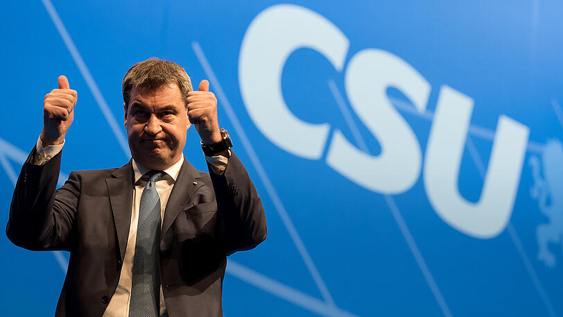 Der bayerische Finanzminister Markus Söder steht beim CSU-Parteitag nach seiner Rede auf der Bühne.