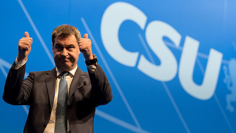 Der bayerische Finanzminister Markus Söder steht beim CSU-Parteitag nach seiner Rede auf der Bühne.