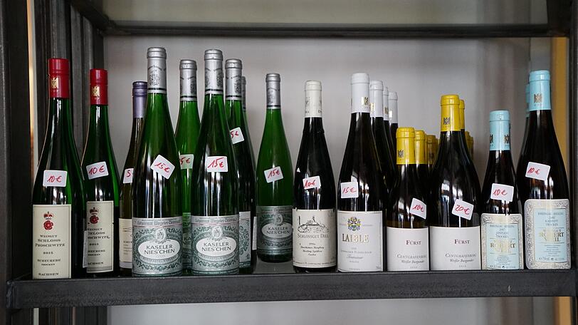 Beim Basar im Königshof haben am Donnerstag einige Interessierte nach großen und kleinen Schätzen gestöbert.
