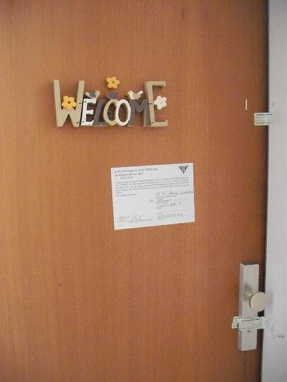 Die Eingangstür zur Wohnung der Familie mit Polizeisiegel im März 2013. Heute wohnt hier niemand mehr.