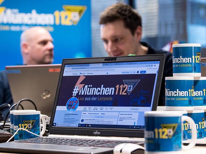 Feuerwehrmänner der Berufsfeuerwehr München twittern in der zentralen Leitstelle über ihre Einsätze.