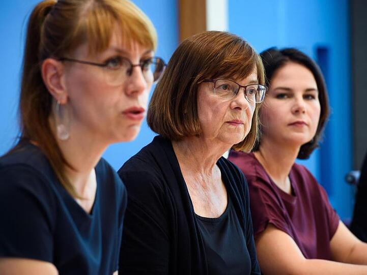 Selbstbewusst am Tag danach: Die beiden Grünen-Spitzenkandidatinnen Katja Meier und Ursula Nonnemacher mit Parteichefin Annalena Baerbock (v.l.).