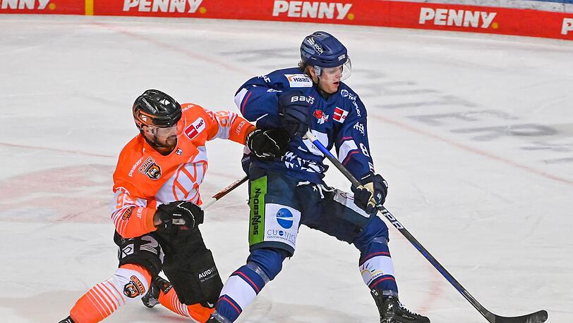 Fabio Pfohl von Wolfsburg (l) kämpft mit Joshua Samanski von Straubing um den Puck.