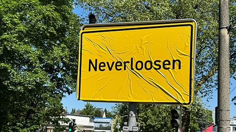 Das Ortsschild von Leverkusen im Stadtteil Schlebusch ist mit der Aufschrift "Neverloosen" überklebt worden.