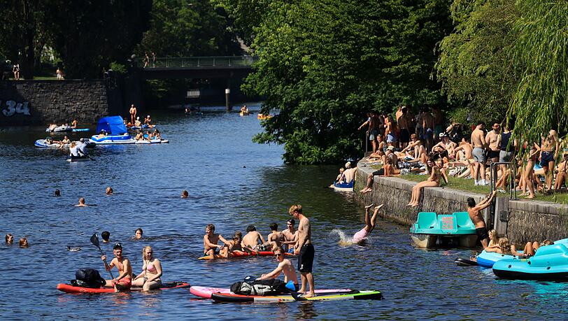 Die hohen Temperaturen werden auch am Sonntag viele Menschen ans Wasser ziehen.