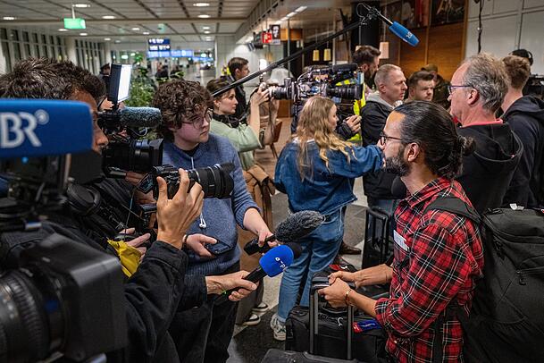 Endlich in München gelandet: Die Erleichterung steht den Menschen am Flughafen ins Gesicht geschrieben. Endlich in München gelandet: Die Erleichterung steht den Menschen am Flughafen ins Gesicht geschrieben.