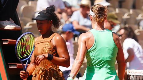Laura Siegemund (hinten) und Naomi Osaka w&auml;hrend des Matches bei einem Seitenwechsel
