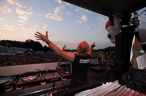 Die etwas andere Sonntagspredigt von der DJ-Kanzel: Das Greenfields Open Air startet bereits um 11 Uhr.
