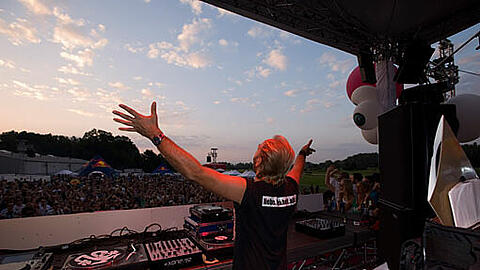 Die etwas andere Sonntagspredigt von der DJ-Kanzel: Das Greenfields Open Air startet bereits um 11 Uhr.