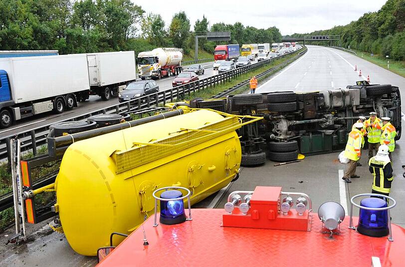 Umgekippt: Ein verunglückter Lkw blockierte heute früh bei Hohenbrunn die A99.