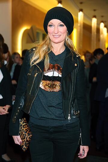 Schwarze Jeans, Lederjacke, Leo-Clutch: Monika Gruber mal ganz anders. Die Bilder von der Premiere "HUBERT UND STALLER - DIE INS GRAS BEISSEN"