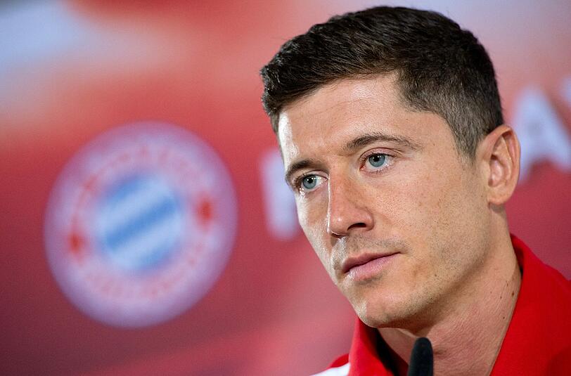 Robert Lewandowski auf seiner ersten offiziellen Bayern-Pressekonferenz.