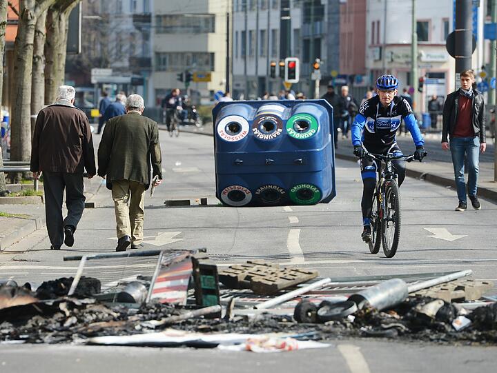 Brennende Barrikaden, Autos in Flammen, vermummte Steinewerfer - die Demonstrationen der Blockupy-Aktivisten geraten in Frankfurt außer Kontrolle.