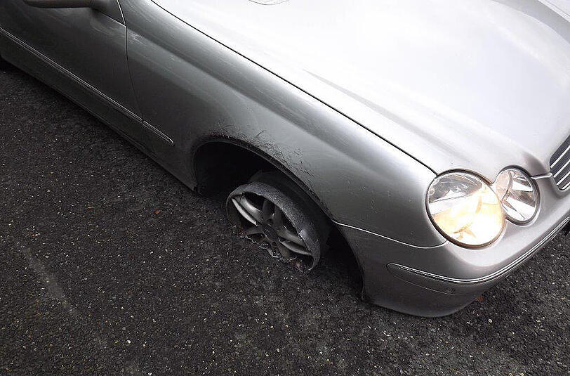 Unglaublich: Mit einer zur Hälfte abgefahrenen Felge war am Freitag ein Münchner auf der Inntalautobahn unterwegs.
