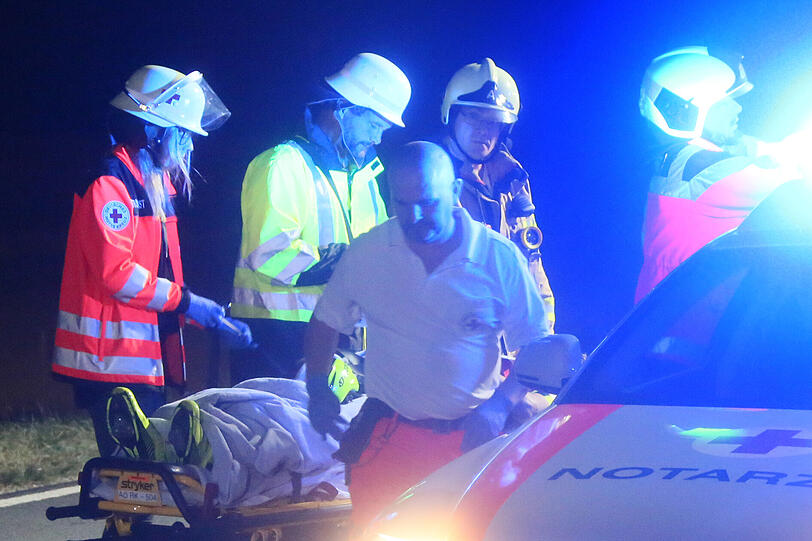Horror-Crash in Altötting: Ein Opel-Fahrer erfasst acht Rennradfahrer und verletzt diese teils schwer - ein Mann stirbt noch an der Unfallstelle. Die Bilder zum Unfall sehen Sie hier.