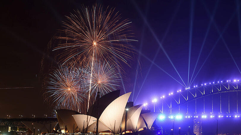 Willkommen 2017! Australien begrüßt das neue Jahr: Im Hafengelände der australischen Metropole Sydney rund um das berühmte Opernhaus versammelten sich mehr als eine Millionen Menschen, um den besten Blick auf das Feuerwerksspektakel zu haben.