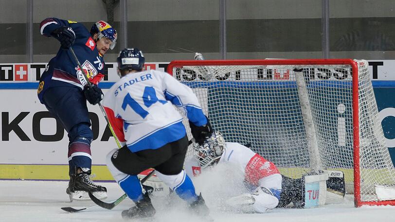 Harter Kampf im Hinspiel: Der EHC (links John Mitchell) gegen Zug.