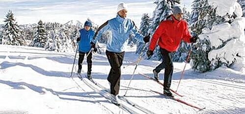 Bewegung in herrlicher Winterlandschaft: Egal ob Langlauf, Nordic Walking oder nur ein Spaziergang im Schnee - all das stärkt die Knochensubstanz und beugt Osteoporose vor.