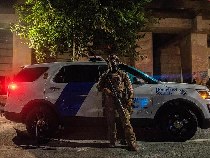 Ein US-Bundespolizist beim Einsatz während anhaltender Demonstrationen in Portland.