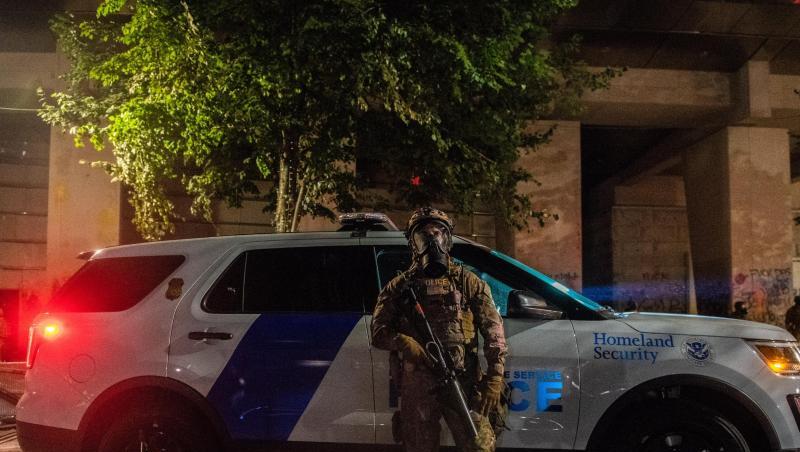 Ein US-Bundespolizist beim Einsatz während anhaltender Demonstrationen in Portland. Ein US-Bundespolizist beim Einsatz während anhaltender Demonstrationen in Portland.