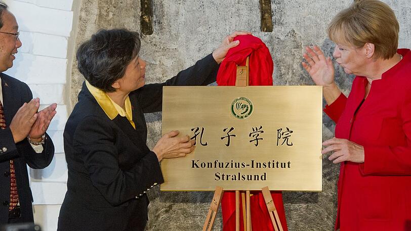 Eine prominente Unterstützerin: Angela Merkel bei der Eröffnung des Konfuzius-Instituts in Stralsund vor vier Jahren.
