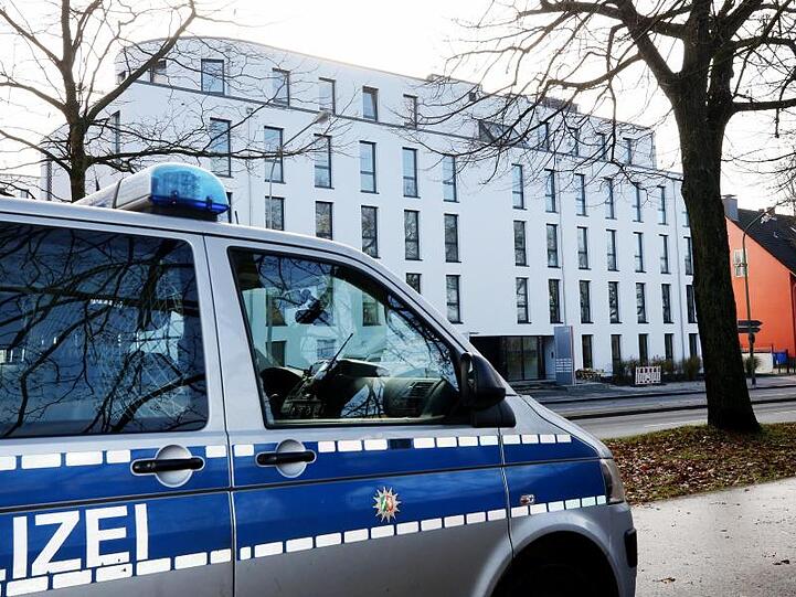 Ein Polizeifahrzeug steht vor dem Gebäude der neuen Dienststelle "Siko Ruhr", der "Sicherheitskooperation Ruhr zur Bekämpfung der Clankriminalität" in Essen.