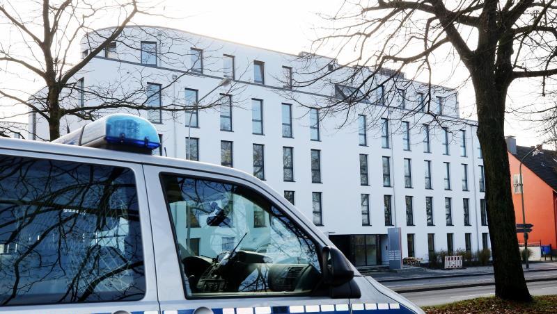 Ein Polizeifahrzeug steht vor dem Gebäude der neuen Dienststelle "Siko Ruhr", der "Sicherheitskooperation Ruhr zur Bekämpfung der Clankriminalität" in Essen. Ein Polizeifahrzeug steht vor dem Gebäude der neuen Dienststelle "Siko Ruhr", der "Sicherheitskooperation Ruhr zur Bekämpfung der Clankriminalität" in Essen.