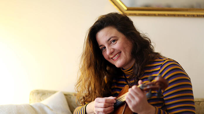 Die musikalische Maria Hafner zupft auch gerne mal an der Bratsche.