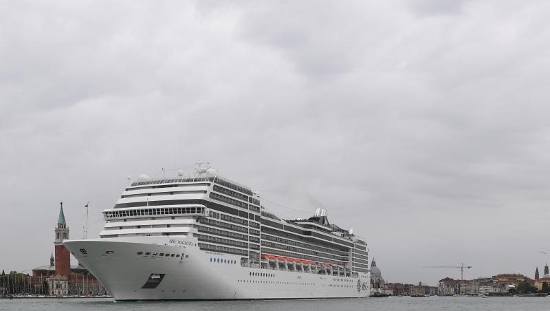 Ein Kreuzfahrtschiff fährt an der Lagunenstadt Venedig von einem Schlepper gezogen vorbei.