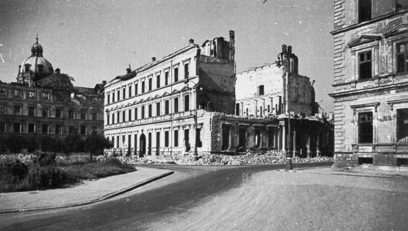 1946: das schwer beschädigte Odeon. 1946: das schwer beschädigte Odeon.