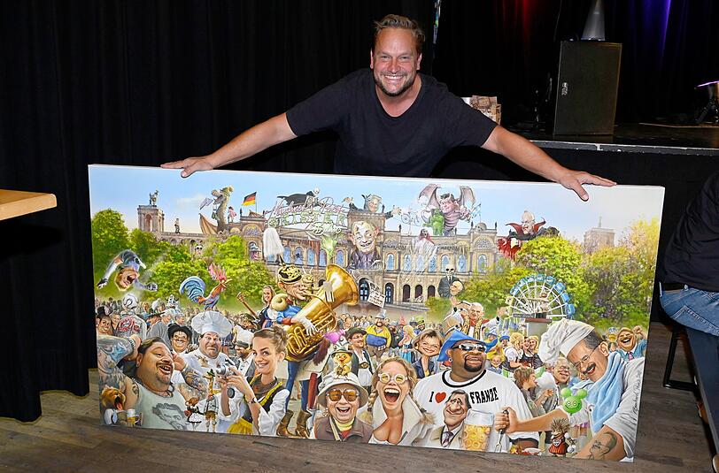 Bernhard Prinz präsentiert ein Kunstwerk