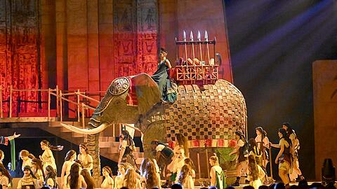Der von neun Puppenspielern geführte Elefant mit Amneris im zweiten Akt von Verdis "Aida" in der Olympiahalle.