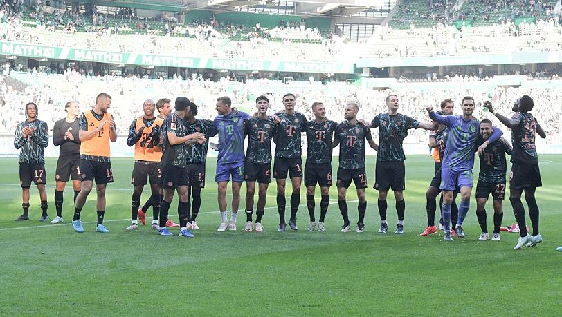 Die Stars des FC Bayern feiern den 5:0-Erfolg in Bremen mit den mitgereisten Fans.