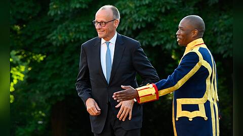 Friedrich Merz (l.) gut gelaunt ohne Gattin Charlotte bei der Ankunft am Schloss Huis ten Bosch in Den Haag.
