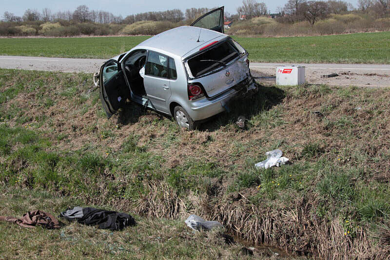 Schwerer Unfall bei Ziegelsham: Das Fahrzeug fuhr von Heldenstein in Richtung Schwindegg. Auf Höhe des Weilers Ziegelsham kam der Lenker nach Rechts von der Fahrbahn ab, steuerte dagegen und fuhr dann schließlich nach Links in den Bach wo sich das Fahrzeug überschlug und auf den Rädern wieder zum stehen kam. Drei Menschen wurden verletzt.