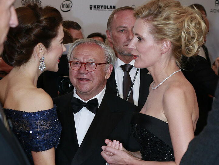 Smalltalk auf Augenhöhe: Kronprinzessin Mary von Dänemark (li.) und "Bambi"-Gastgeberin Maria Furtwängler