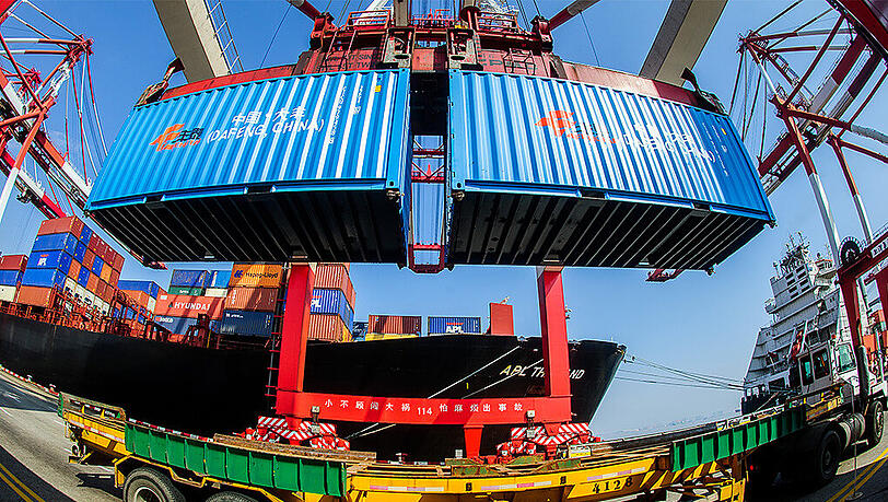 Die verlangsamte Erholung der Weltwirtschaft und niedrige heimische Investitionen bremsen Chinas Außenhandel. Die verlangsamte Erholung der Weltwirtschaft und niedrige heimische Investitionen bremsen Chinas Außenhandel.