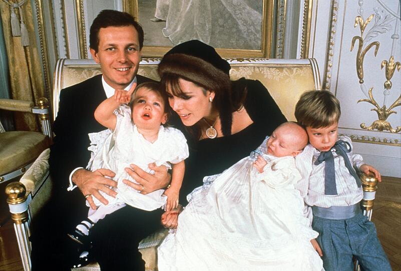 1987: Prinzessin Caroline von Monaco posiert mit Ehemann Stefano Casiraghi und den gemeinsamen Kindern Charlotte, Pierre und Andrea für ein Familienportrait