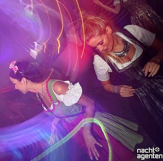 Fesche Madln und stramme Buam haben natürlich auch im Tor Club ordentlich gefeiert. Mehr Bilder unter: href="http://www.nachtagenten.de/event/19.09.2015/tor-club/tor-club-wiesn-2015-time-to-r-eh-ab.332566.html