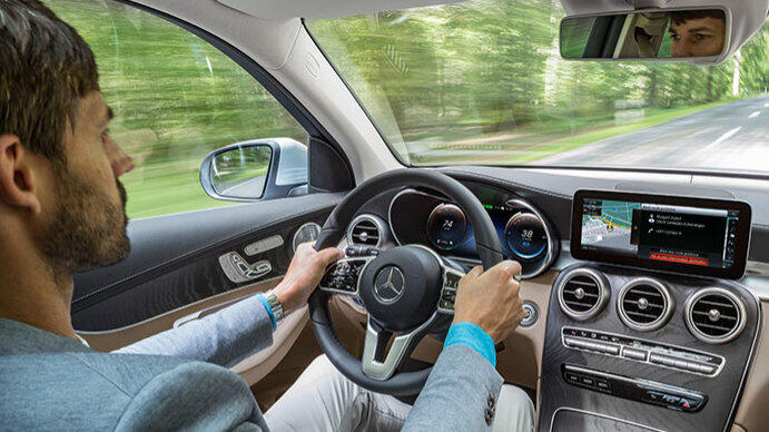 Vertraute Umgebung: Ganz normales Mercedes-Cockpit