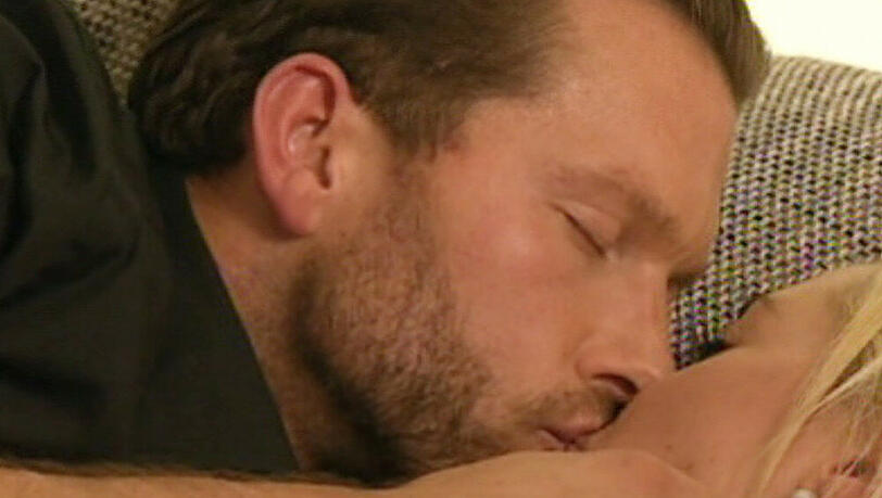 Ob Carolin in dieser Folge die einzige Knutsch-Partnerin von "Bachelor" Oliver bleibt? Ob Carolin in dieser Folge die einzige Knutsch-Partnerin von "Bachelor" Oliver bleibt?