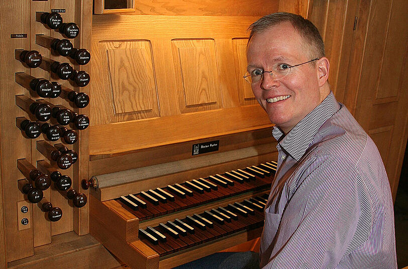 Thomas Rothfuß an der Orgel.